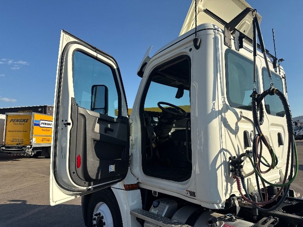 Day Cab Tractor-Heavy Duty Tractors-Freightliner-2019-T12642ST-Grand Prairie-TX-123,984\n\t\tmiles-$ 55,500 - Image 9