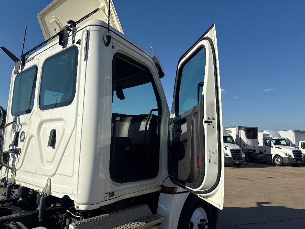 Day Cab Tractor-Heavy Duty Tractors-Freightliner-2019-T12642ST-Grand Prairie-TX-150,656\n\t\tmiles-$ 54,000 - Image 12