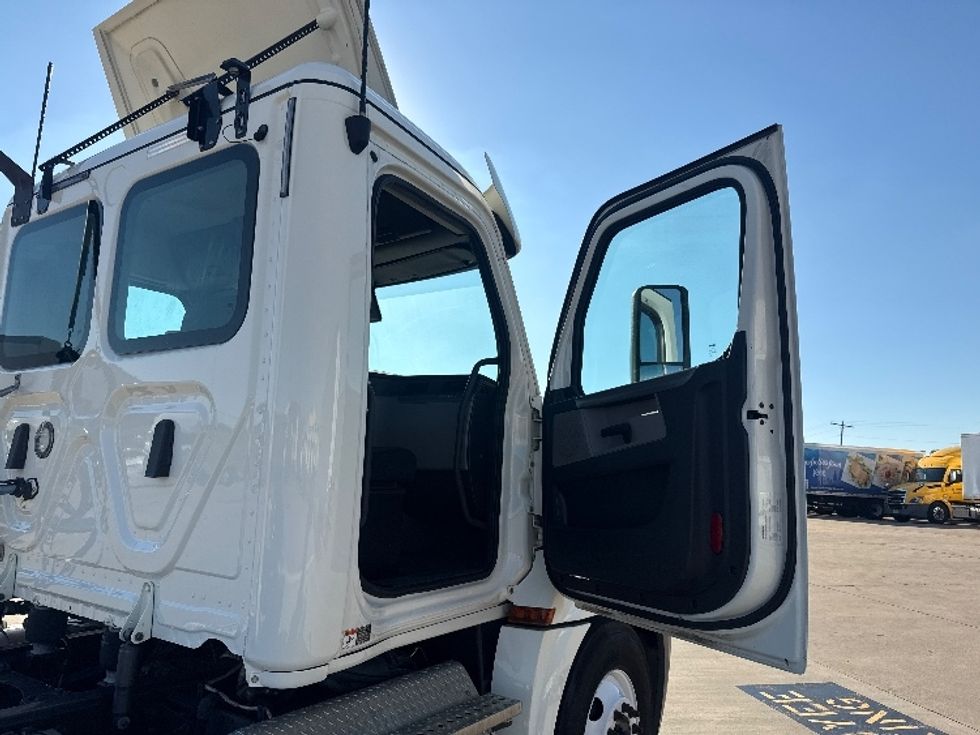 Day Cab Tractor-Heavy Duty Tractors-Freightliner-2019-T12642ST-Grand Prairie-TX-214,172\n\t\tmiles-$ 50,500 - Image 12