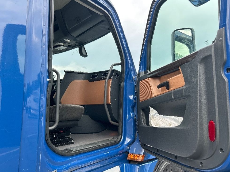 Day Cab Tractor-Heavy Duty Tractors-Freightliner-2019-T12642ST-Greensboro-NC-212,556\n\t\tmiles-$ 43,750 - Image 12