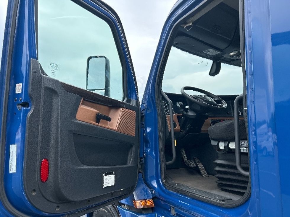 Day Cab Tractor-Heavy Duty Tractors-Freightliner-2019-T12642ST-Greensboro-NC-212,556\n\t\tmiles-$ 43,750 - Image 9
