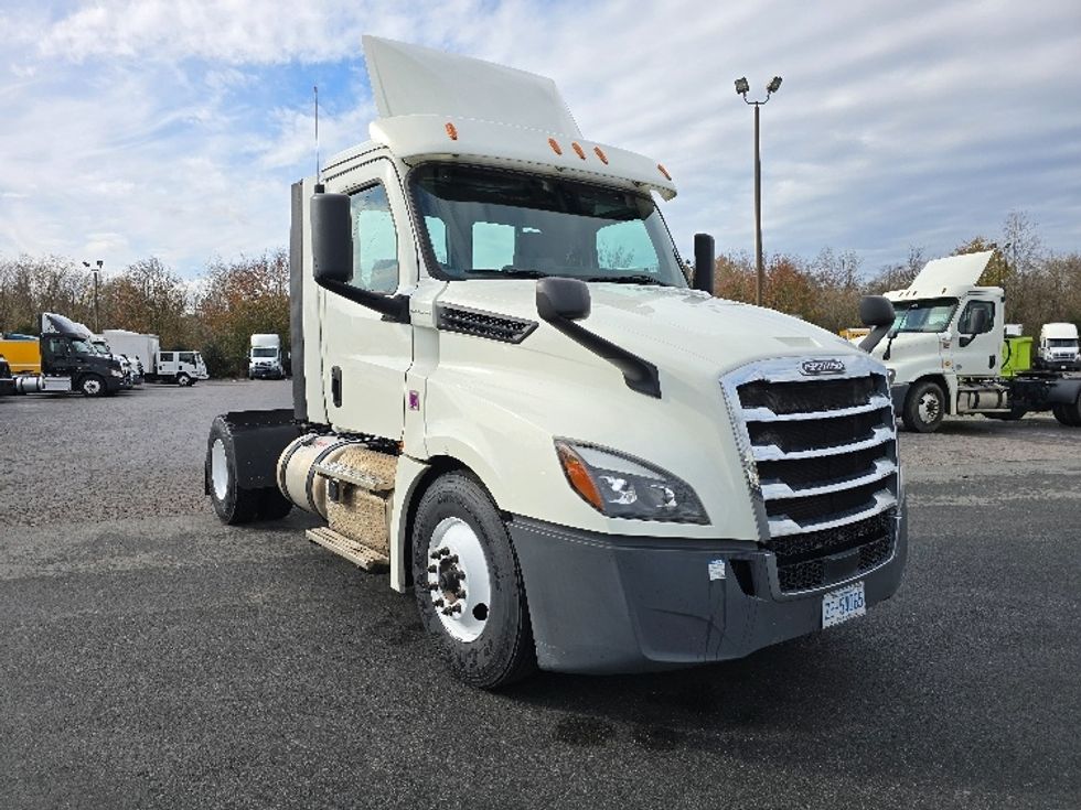 Day Cab Tractor-Heavy Duty Tractors-Freightliner-2019-T12642ST-Greensboro-NC-369,765\n\t\tmiles-$ 47,000 - Image 1