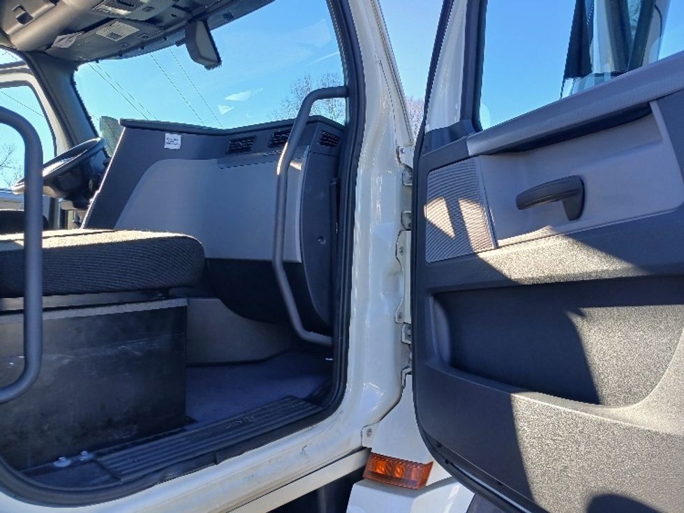 Day Cab Tractor-Heavy Duty Tractors-Freightliner-2019-T12642ST-Greensboro-NC-369,765\n\t\tmiles-$ 47,000 - Image 12