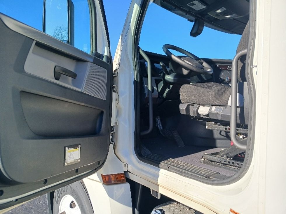 Day Cab Tractor-Heavy Duty Tractors-Freightliner-2019-T12642ST-Greensboro-NC-369,765\n\t\tmiles-$ 47,000 - Image 9