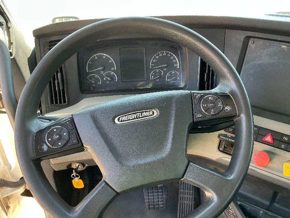 Day Cab Tractor-Heavy Duty Tractors-Freightliner-2019-T12642ST-Gulfport-MS-190,745\n\t\tmiles-$ 52,000 - Image 11