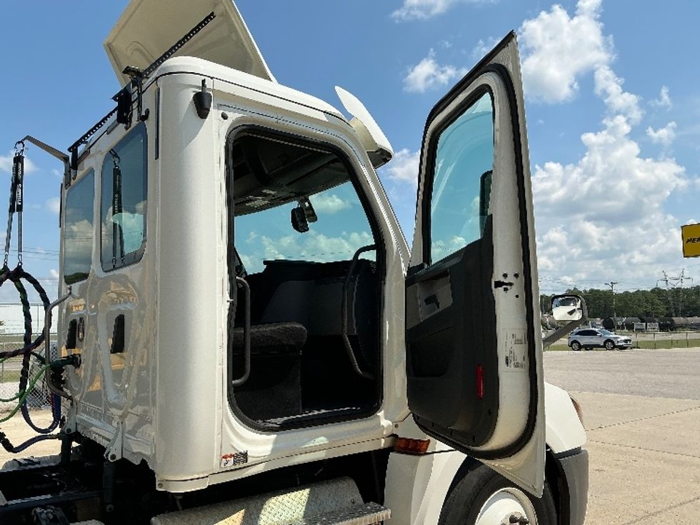 Day Cab Tractor-Heavy Duty Tractors-Freightliner-2019-T12642ST-Gulfport-MS-190,745\n\t\tmiles-$ 52,000 - Image 12