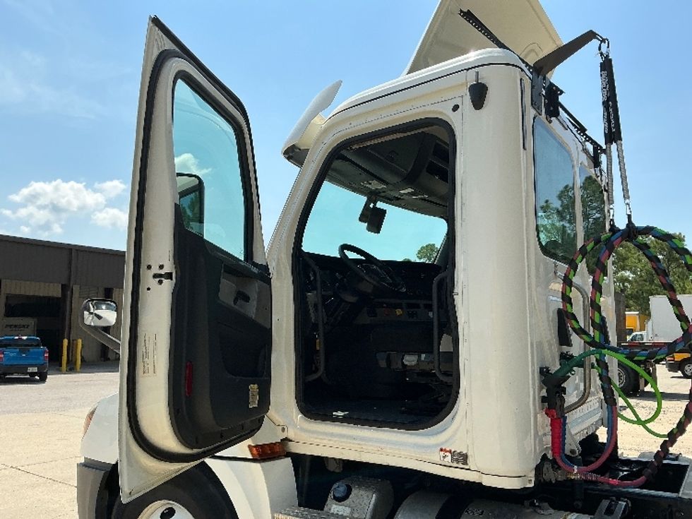 Day Cab Tractor-Heavy Duty Tractors-Freightliner-2019-T12642ST-Gulfport-MS-190,745\n\t\tmiles-$ 52,000 - Image 9