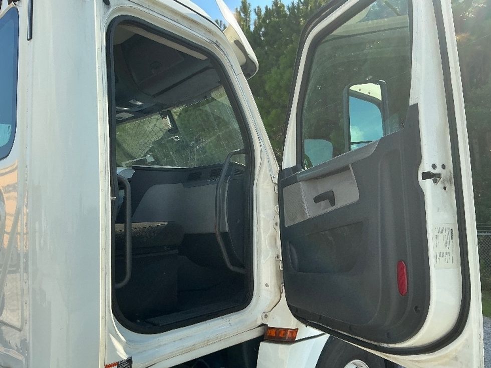Day Cab Tractor-Heavy Duty Tractors-Freightliner-2019-T12642ST-Gulfport-MS-232,550\n\t\tmiles-$ 49,500 - Image 12