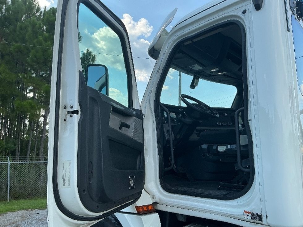 Day Cab Tractor-Heavy Duty Tractors-Freightliner-2019-T12642ST-Gulfport-MS-232,550\n\t\tmiles-$ 49,500 - Image 9