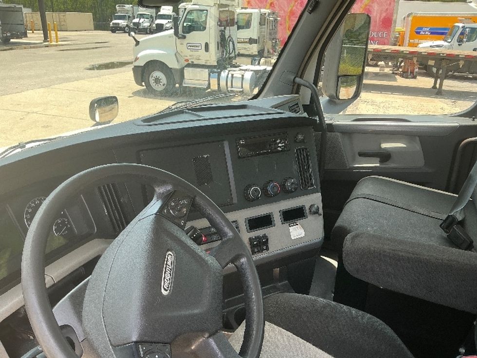 Day Cab Tractor-Heavy Duty Tractors-Freightliner-2019-T12642ST-Gulfport-MS-258,807\n\t\tmiles-$ 48,250 - Image 10