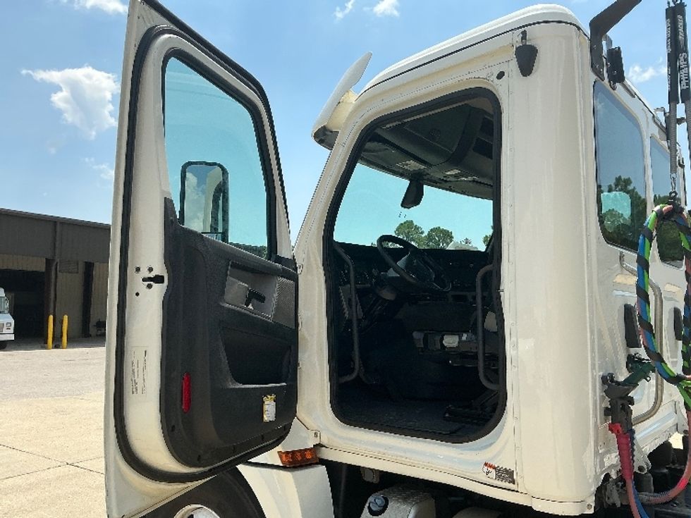 Day Cab Tractor-Heavy Duty Tractors-Freightliner-2019-T12642ST-Gulfport-MS-258,807\n\t\tmiles-$ 48,250 - Image 9