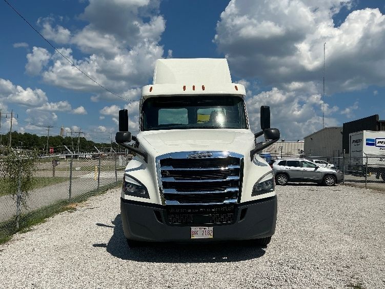 2019 Freightliner Cascadia 126" Day cab photo 2