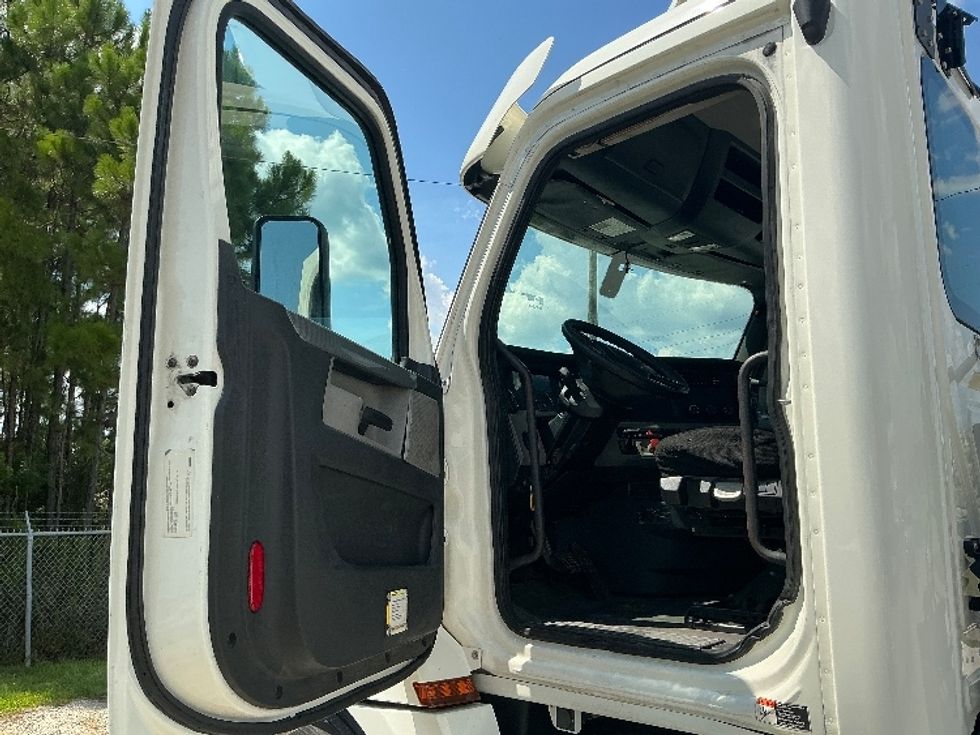 Day Cab Tractor-Heavy Duty Tractors-Freightliner-2019-T12642ST-Gulfport-MS-273,867\n\t\tmiles-$ 47,250 - Image 9