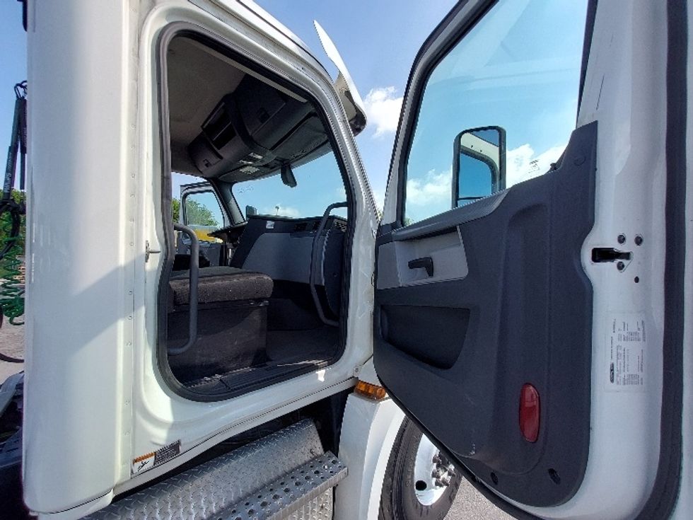 Day Cab Tractor-Heavy Duty Tractors-Freightliner-2019-T12642ST-Hagerstown-MD-553,286\n\t\tmiles-$ 27,250 - Image 12