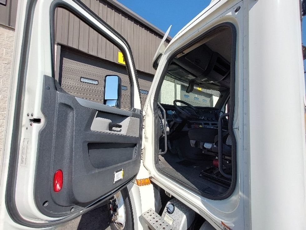 Day Cab Tractor-Heavy Duty Tractors-Freightliner-2019-T12642ST-Hagerstown-MD-553,286\n\t\tmiles-$ 27,250 - Image 9