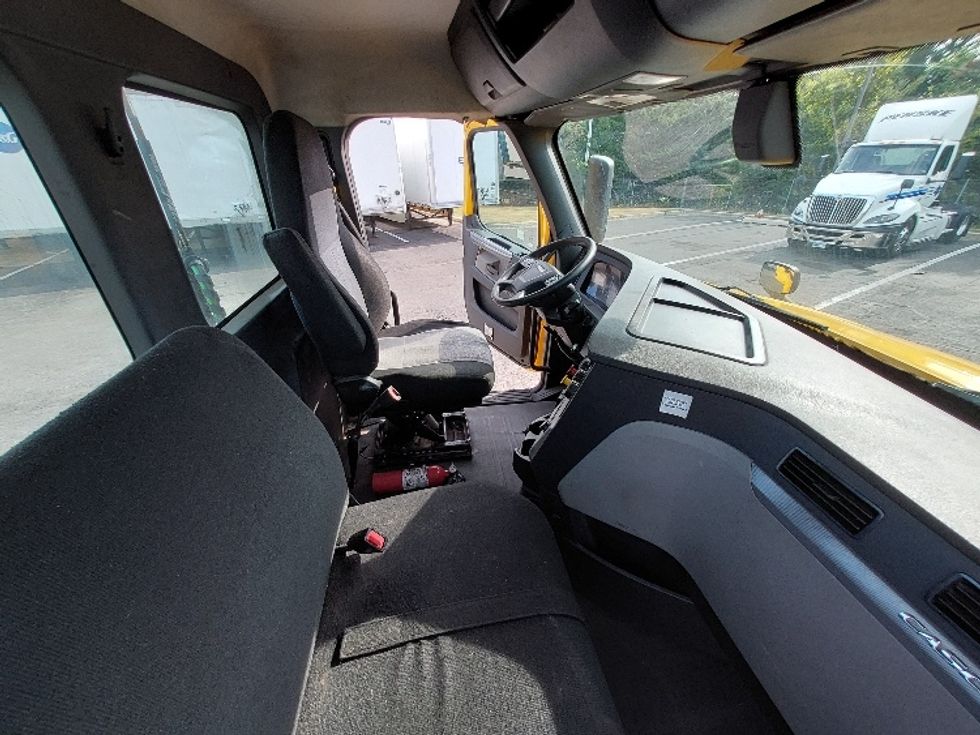 Day Cab Tractor-Heavy Duty Tractors-Freightliner-2019-T12642ST-Hagerstown-MD-727,283\n\t\tmiles-$ 22,500 - Image 14