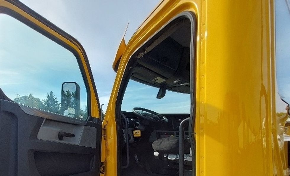 Day Cab Tractor-Heavy Duty Tractors-Freightliner-2019-T12642ST-Hagerstown-MD-727,283\n\t\tmiles-$ 22,500 - Image 9