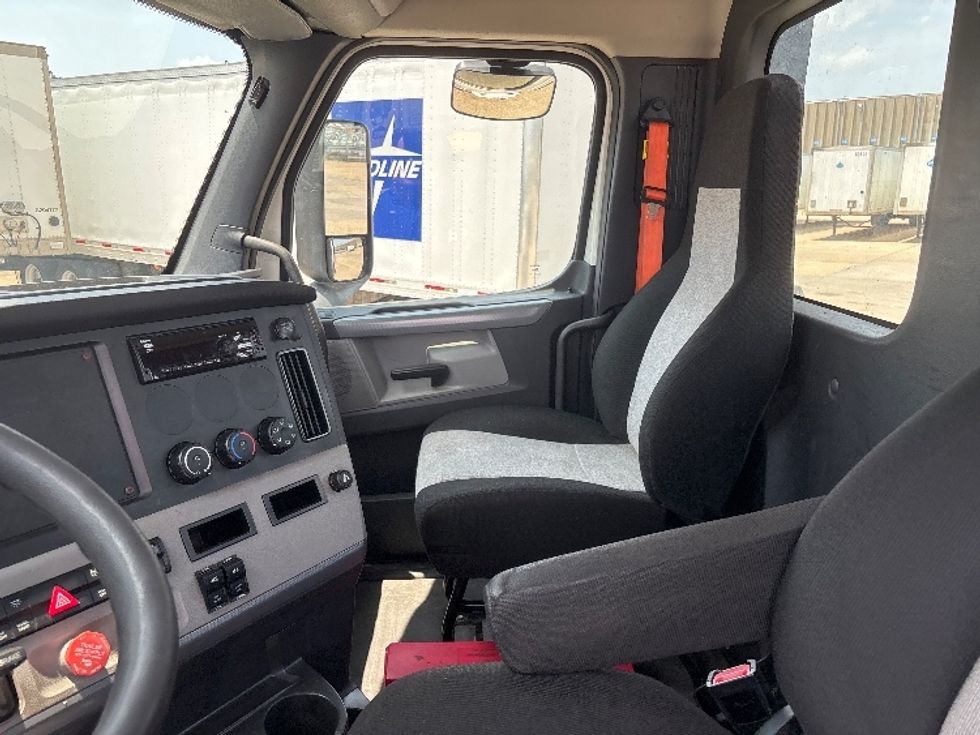 Day Cab Tractor-Heavy Duty Tractors-Freightliner-2019-T12642ST-Hammond-LA-377,654\n\t\tmiles-$ 35,750 - Image 10