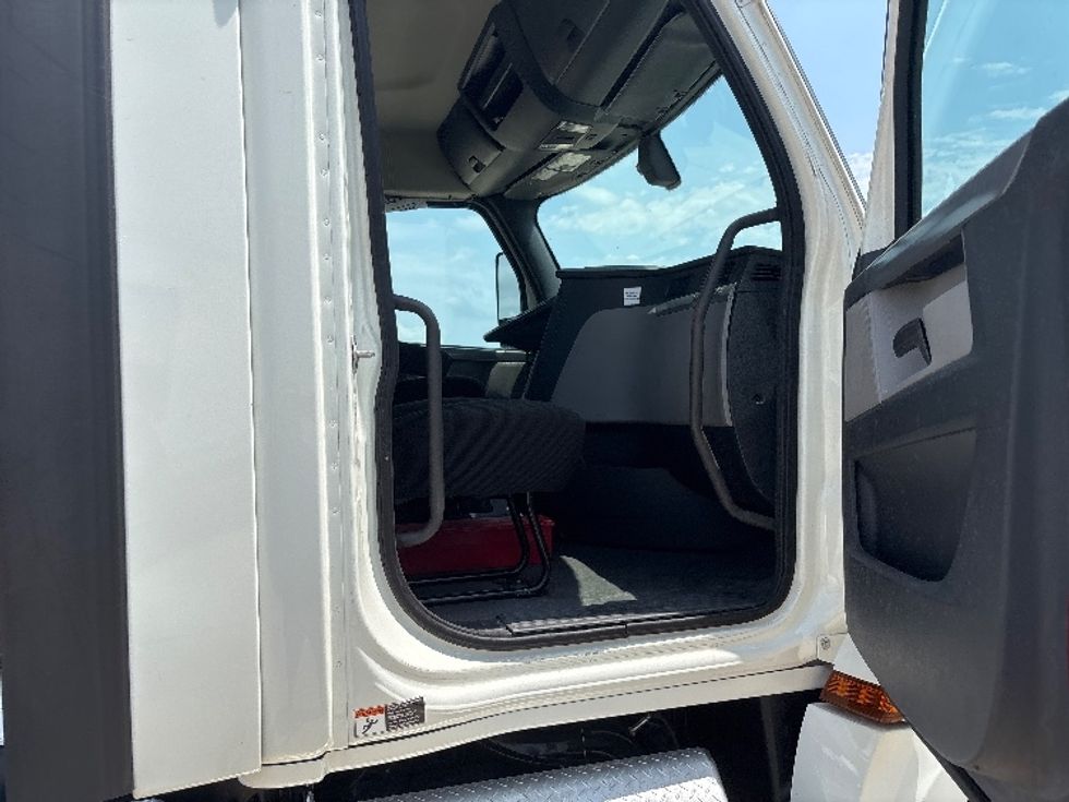 Day Cab Tractor-Heavy Duty Tractors-Freightliner-2019-T12642ST-Hammond-LA-377,654\n\t\tmiles-$ 35,750 - Image 12
