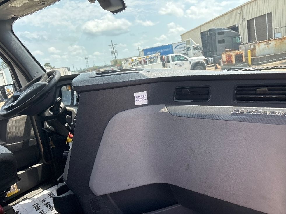Day Cab Tractor-Heavy Duty Tractors-Freightliner-2019-T12642ST-Hammond-LA-377,654\n\t\tmiles-$ 35,750 - Image 13