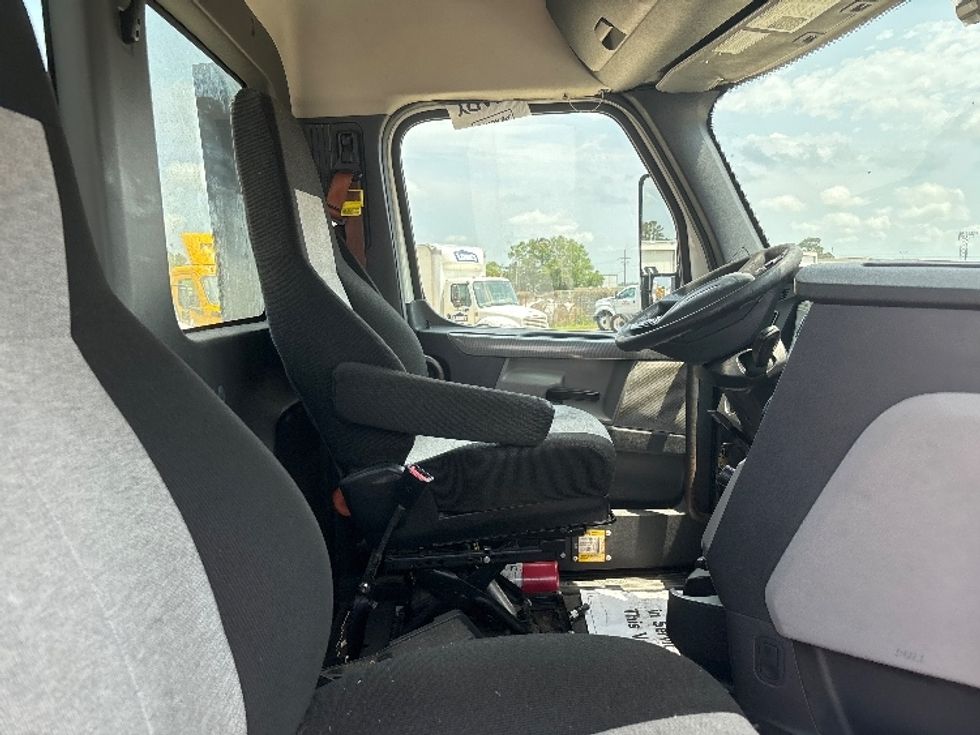 Day Cab Tractor-Heavy Duty Tractors-Freightliner-2019-T12642ST-Hammond-LA-377,654\n\t\tmiles-$ 35,750 - Image 14