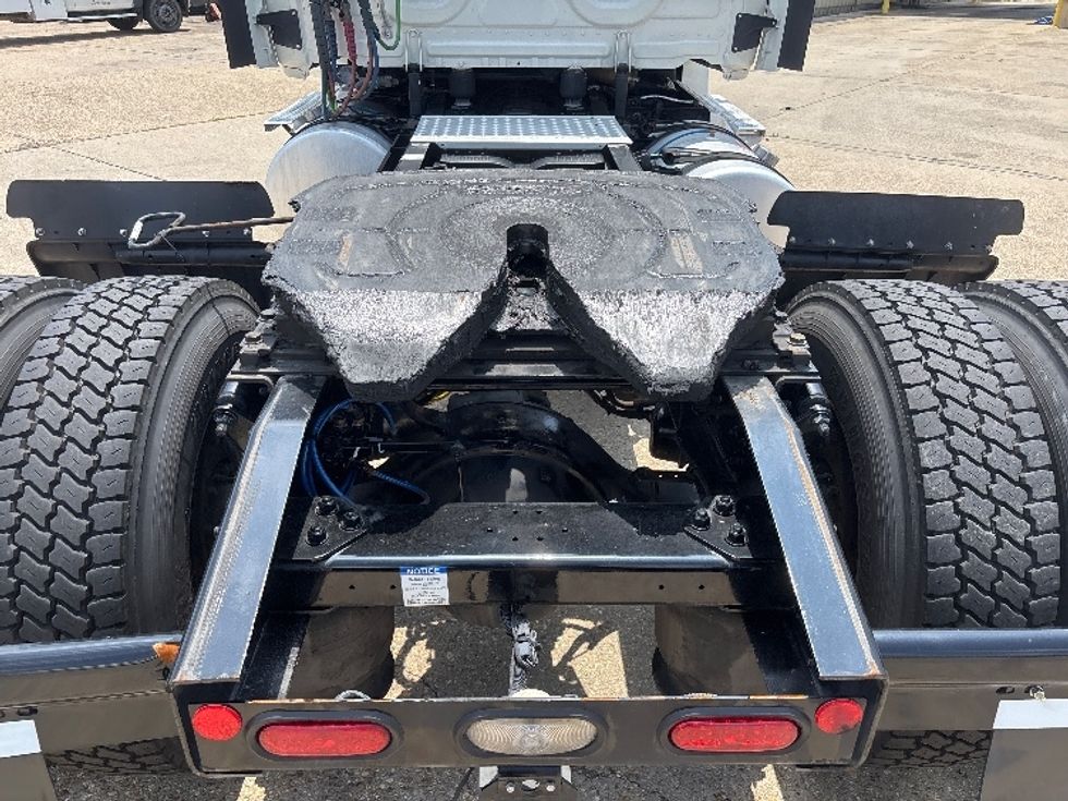 Day Cab Tractor-Heavy Duty Tractors-Freightliner-2019-T12642ST-Hammond-LA-377,654\n\t\tmiles-$ 35,750 - Image 6
