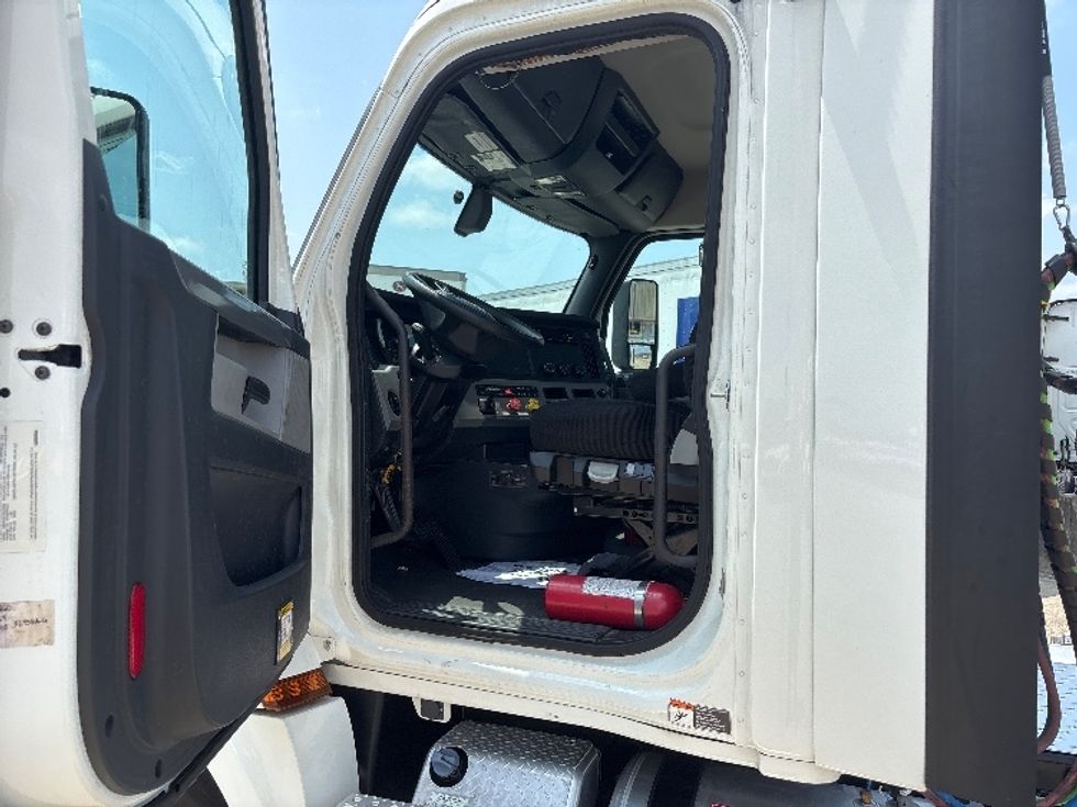 Day Cab Tractor-Heavy Duty Tractors-Freightliner-2019-T12642ST-Hammond-LA-377,654\n\t\tmiles-$ 35,750 - Image 9