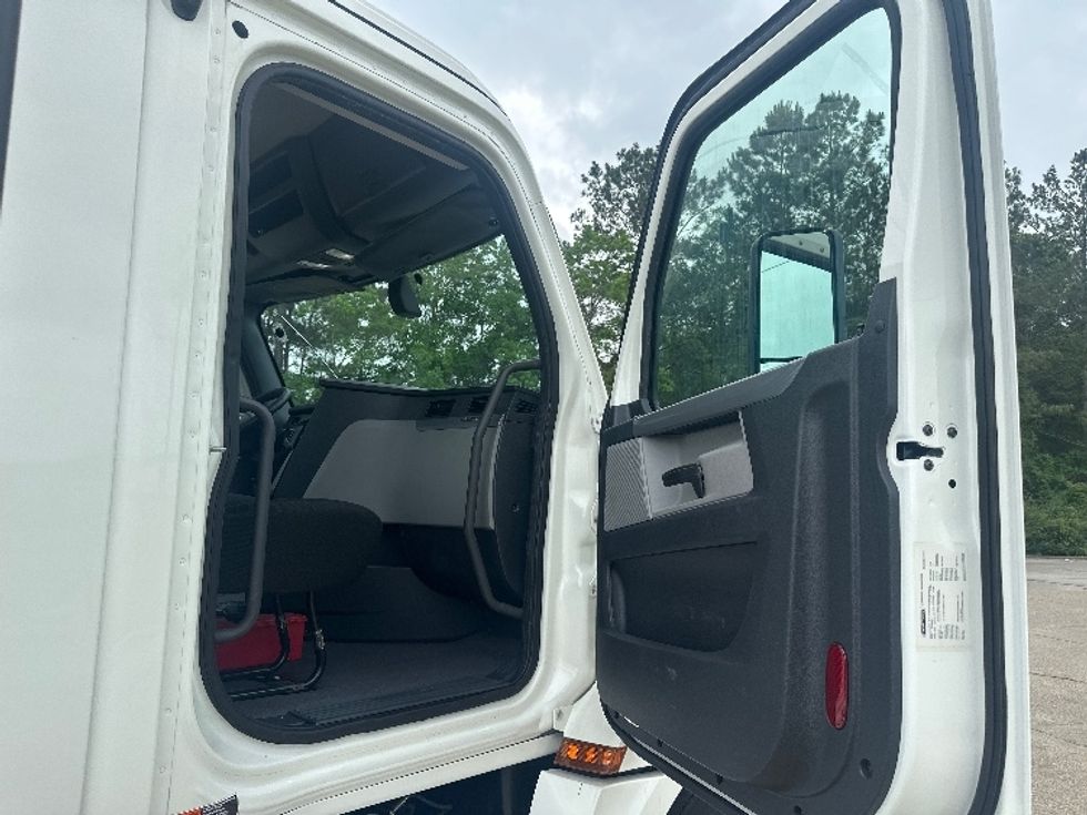 Day Cab Tractor-Heavy Duty Tractors-Freightliner-2019-T12642ST-Hammond-LA-456,630\n\t\tmiles-$ 28,750 - Image 12