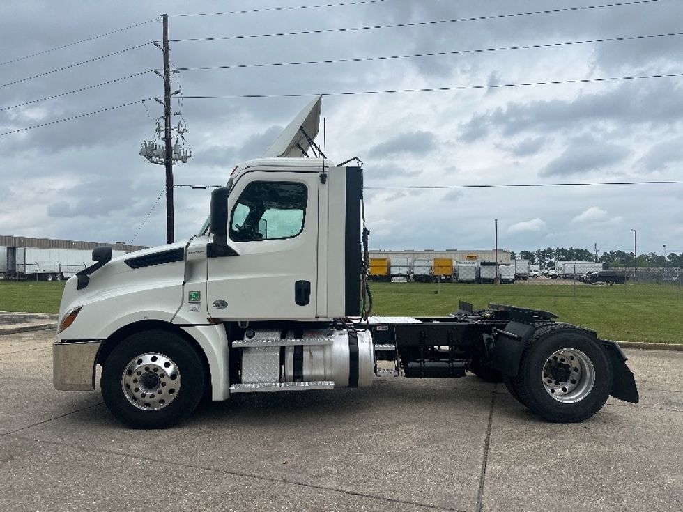 Day Cab Tractor-Heavy Duty Tractors-Freightliner-2019-T12642ST-Hammond-LA-456,630\n\t\tmiles-$ 28,750 - Image 4