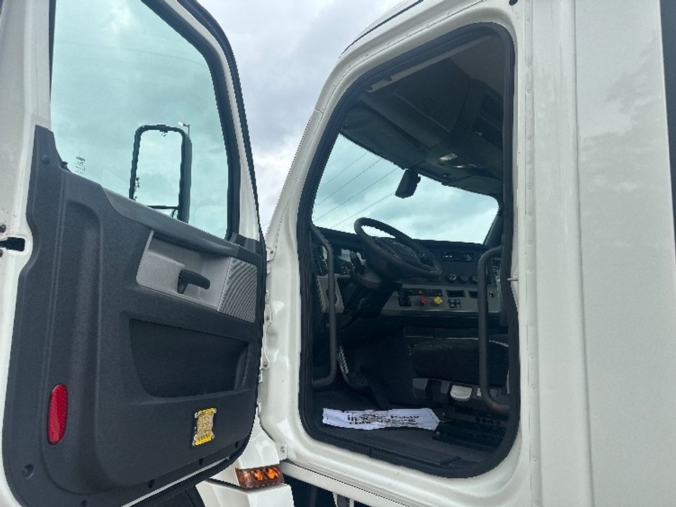 Day Cab Tractor-Heavy Duty Tractors-Freightliner-2019-T12642ST-Hammond-LA-456,630\n\t\tmiles-$ 28,750 - Image 9