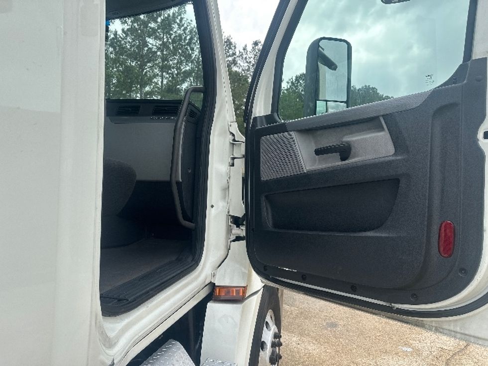 Day Cab Tractor-Heavy Duty Tractors-Freightliner-2019-T12642ST-Hammond-LA-536,493\n\t\tmiles-$ 27,750 - Image 11