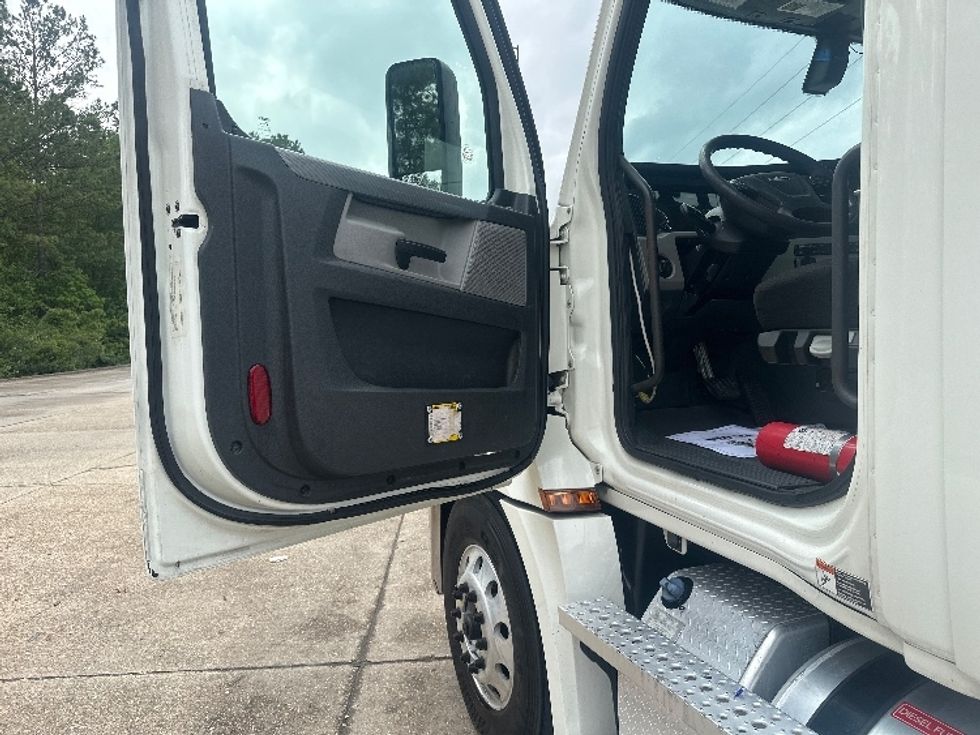 Day Cab Tractor-Heavy Duty Tractors-Freightliner-2019-T12642ST-Hammond-LA-536,493\n\t\tmiles-$ 27,750 - Image 8