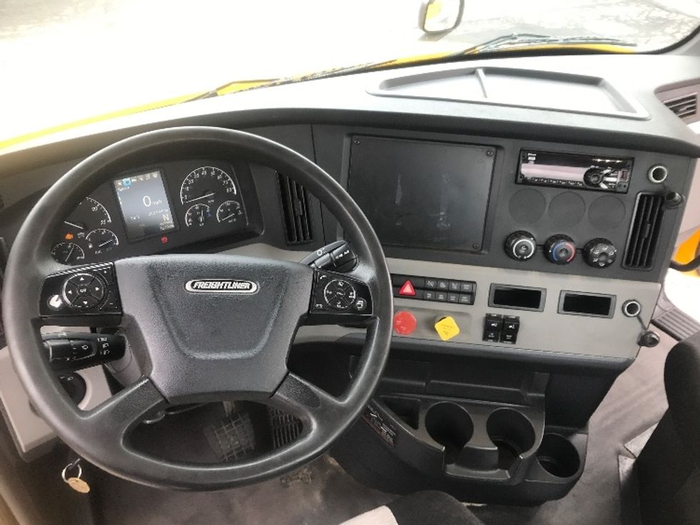 Day Cab Tractor-Heavy Duty Tractors-Freightliner-2019-T12642ST-Harrisburg-PA-462,056\n\t\tmiles-$ 28,250 - Image 11