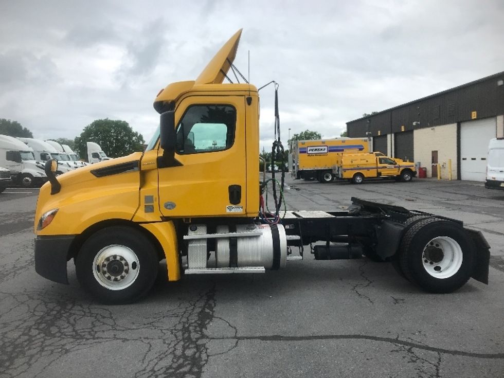 Day Cab Tractor-Heavy Duty Tractors-Freightliner-2019-T12642ST-Harrisburg-PA-462,056\n\t\tmiles-$ 28,250 - Image 4