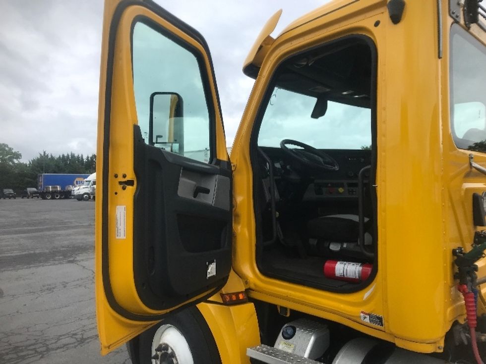 Day Cab Tractor-Heavy Duty Tractors-Freightliner-2019-T12642ST-Harrisburg-PA-462,056\n\t\tmiles-$ 28,250 - Image 9