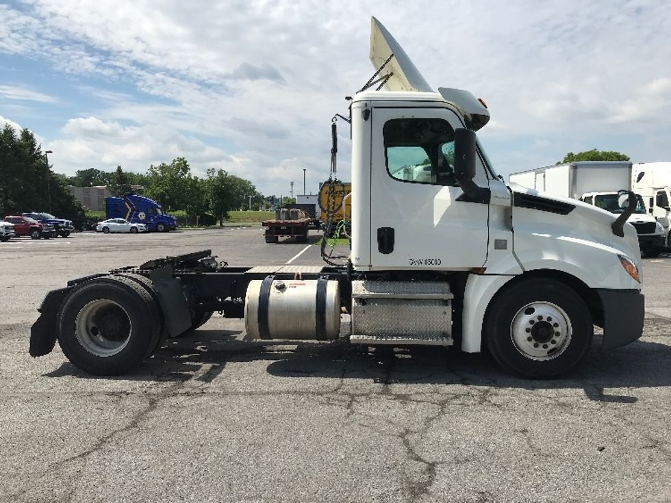 Day Cab Tractor-Heavy Duty Tractors-Freightliner-2019-T12642ST-Harrisburg-PA-465,986\n\t\tmiles-$ 32,000 - Image 8