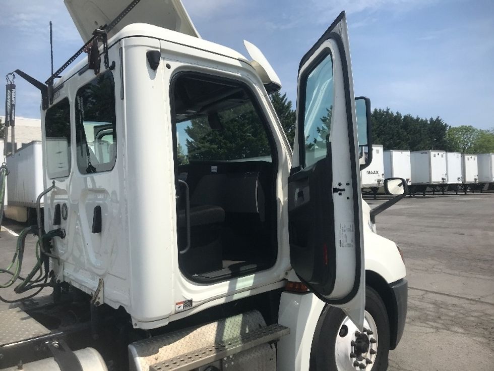 Day Cab Tractor-Heavy Duty Tractors-Freightliner-2019-T12642ST-Harrisburg-PA-528,304\n\t\tmiles-$ 29,250 - Image 12