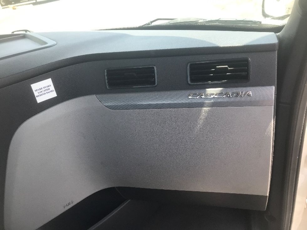 Day Cab Tractor-Heavy Duty Tractors-Freightliner-2019-T12642ST-Harrisburg-PA-528,304\n\t\tmiles-$ 29,250 - Image 13