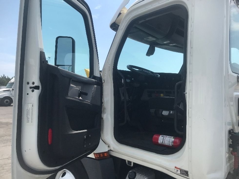 Day Cab Tractor-Heavy Duty Tractors-Freightliner-2019-T12642ST-Harrisburg-PA-528,304\n\t\tmiles-$ 29,250 - Image 9