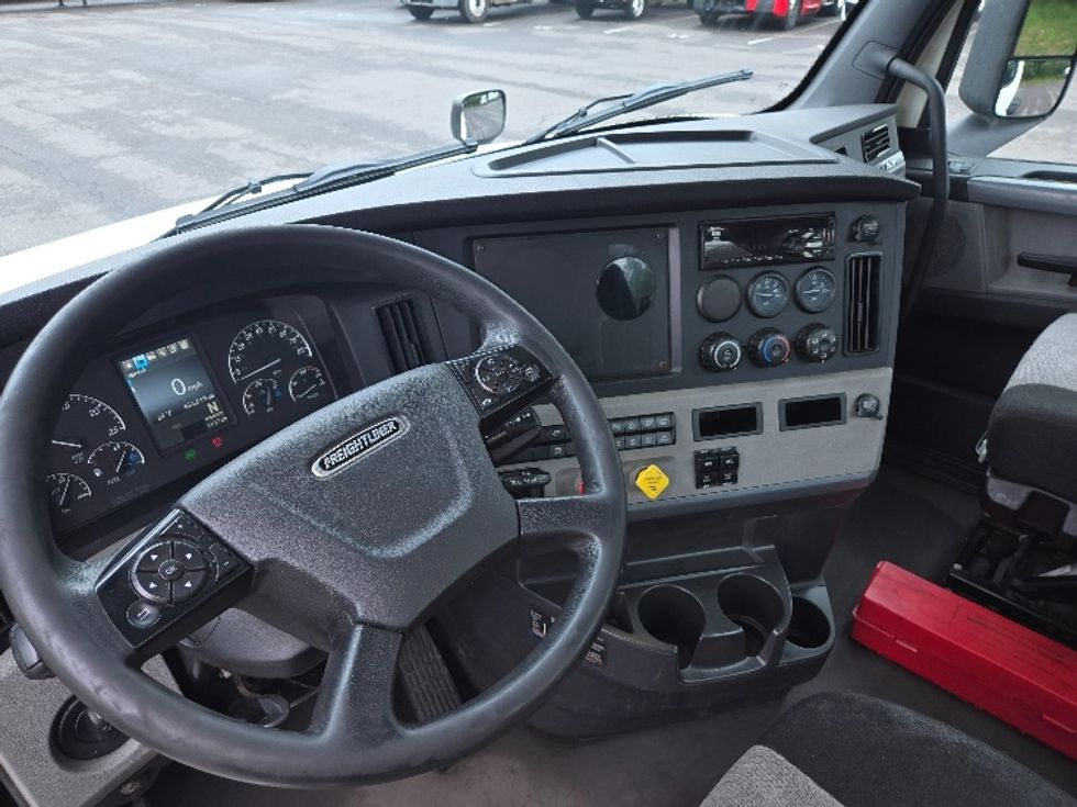 Day Cab Tractor-Heavy Duty Tractors-Freightliner-2019-T12642ST-Hazleton-PA-456,203\n\t\tmiles-$ 32,750 - Image 10