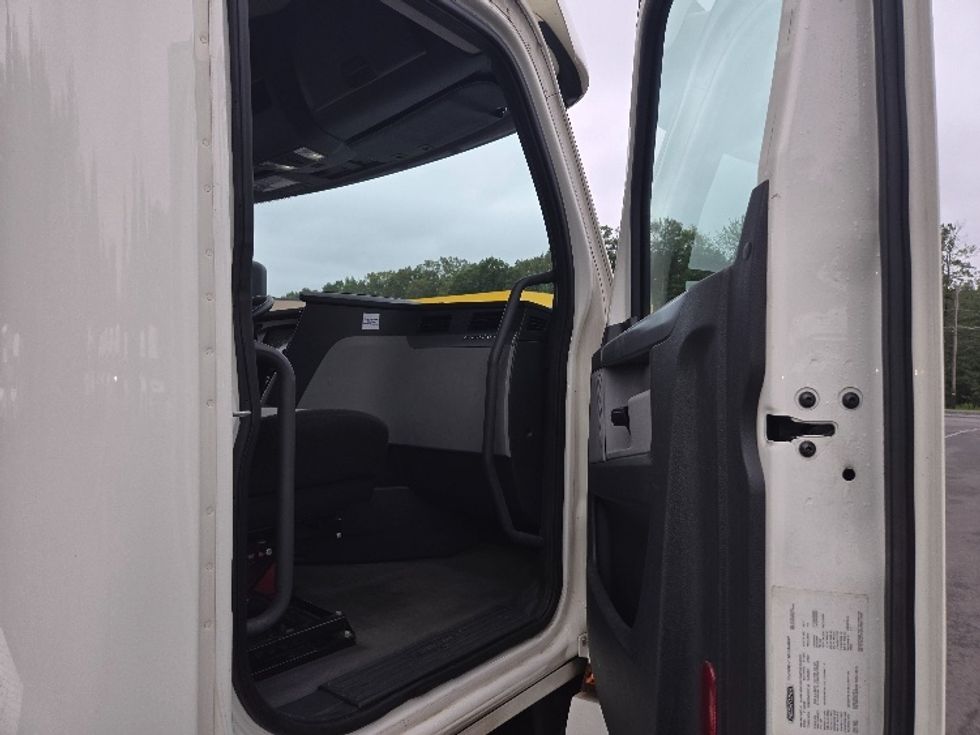 Day Cab Tractor-Heavy Duty Tractors-Freightliner-2019-T12642ST-Hazleton-PA-456,203\n\t\tmiles-$ 32,750 - Image 12