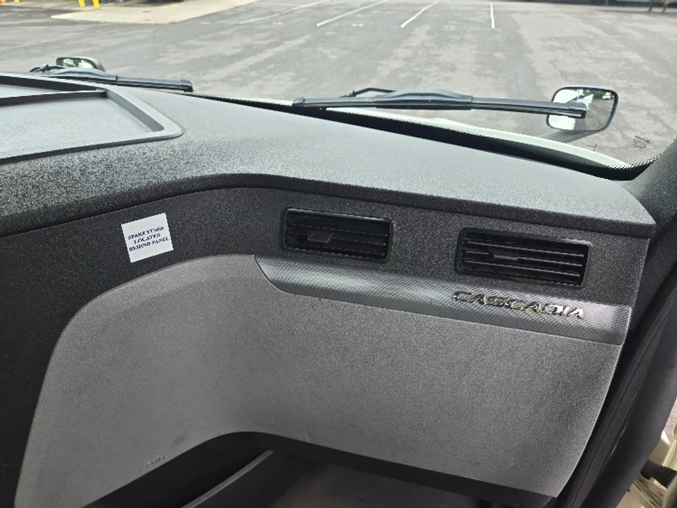 Day Cab Tractor-Heavy Duty Tractors-Freightliner-2019-T12642ST-Hazleton-PA-456,203\n\t\tmiles-$ 32,750 - Image 13