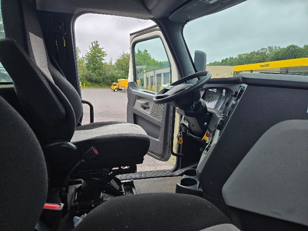 Day Cab Tractor-Heavy Duty Tractors-Freightliner-2019-T12642ST-Hazleton-PA-456,203\n\t\tmiles-$ 32,750 - Image 14