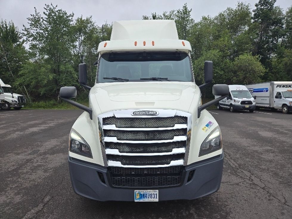 Day Cab Tractor-Heavy Duty Tractors-Freightliner-2019-T12642ST-Hazleton-PA-456,203\n\t\tmiles-$ 32,750 - Image 2
