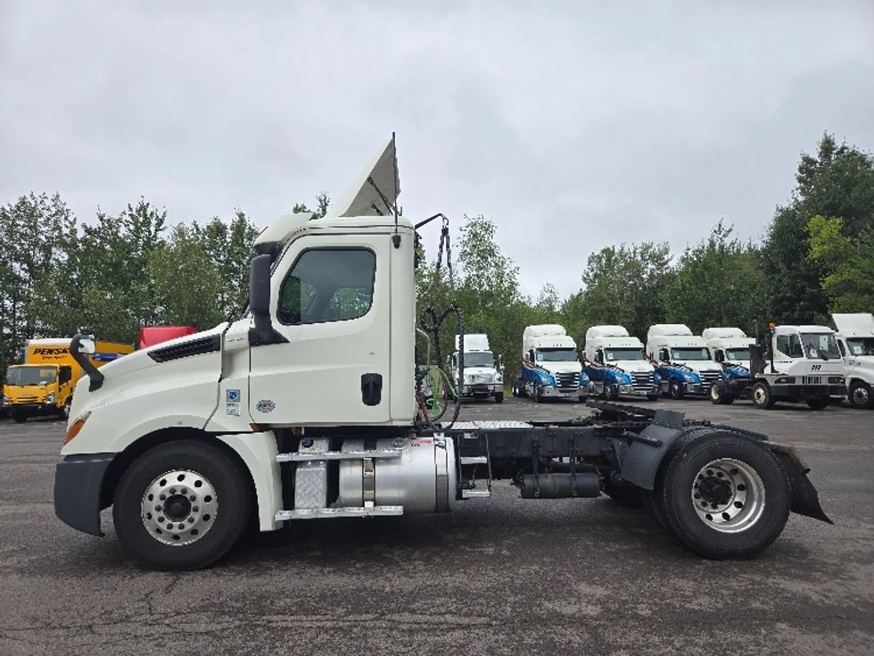 Day Cab Tractor-Heavy Duty Tractors-Freightliner-2019-T12642ST-Hazleton-PA-456,203\n\t\tmiles-$ 32,750 - Image 4