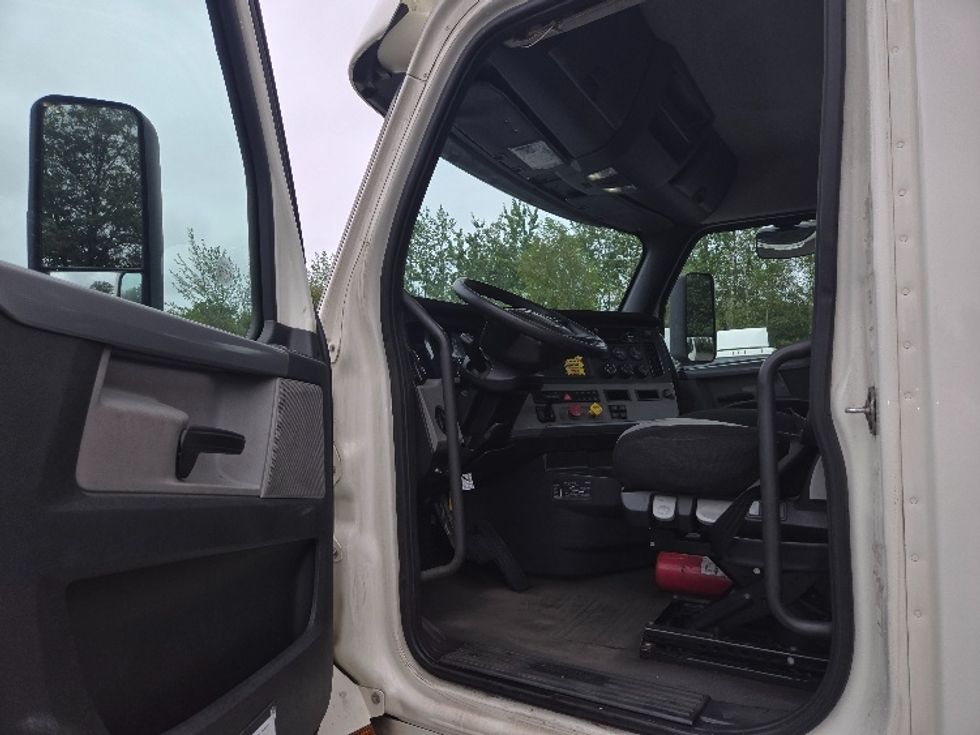 Day Cab Tractor-Heavy Duty Tractors-Freightliner-2019-T12642ST-Hazleton-PA-456,203\n\t\tmiles-$ 32,750 - Image 9