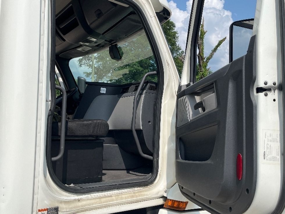 Day Cab Tractor-Heavy Duty Tractors-Freightliner-2019-T12642ST-Houston-MS-526,105\n\t\tmiles-$ 33,000 - Image 12