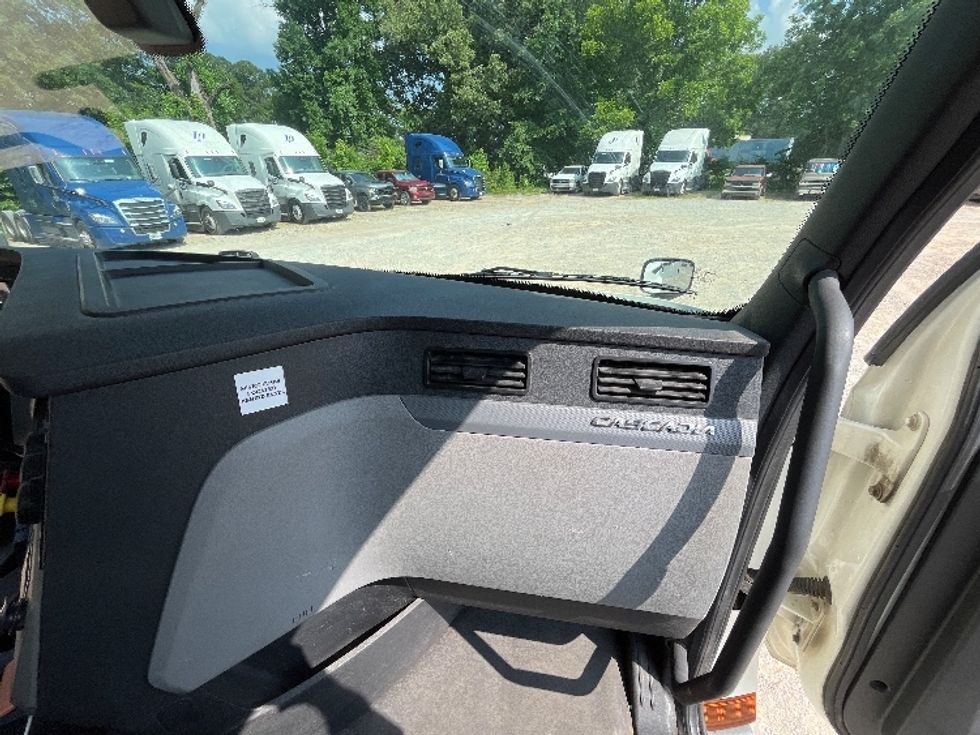 Day Cab Tractor-Heavy Duty Tractors-Freightliner-2019-T12642ST-Houston-MS-526,105\n\t\tmiles-$ 33,000 - Image 13