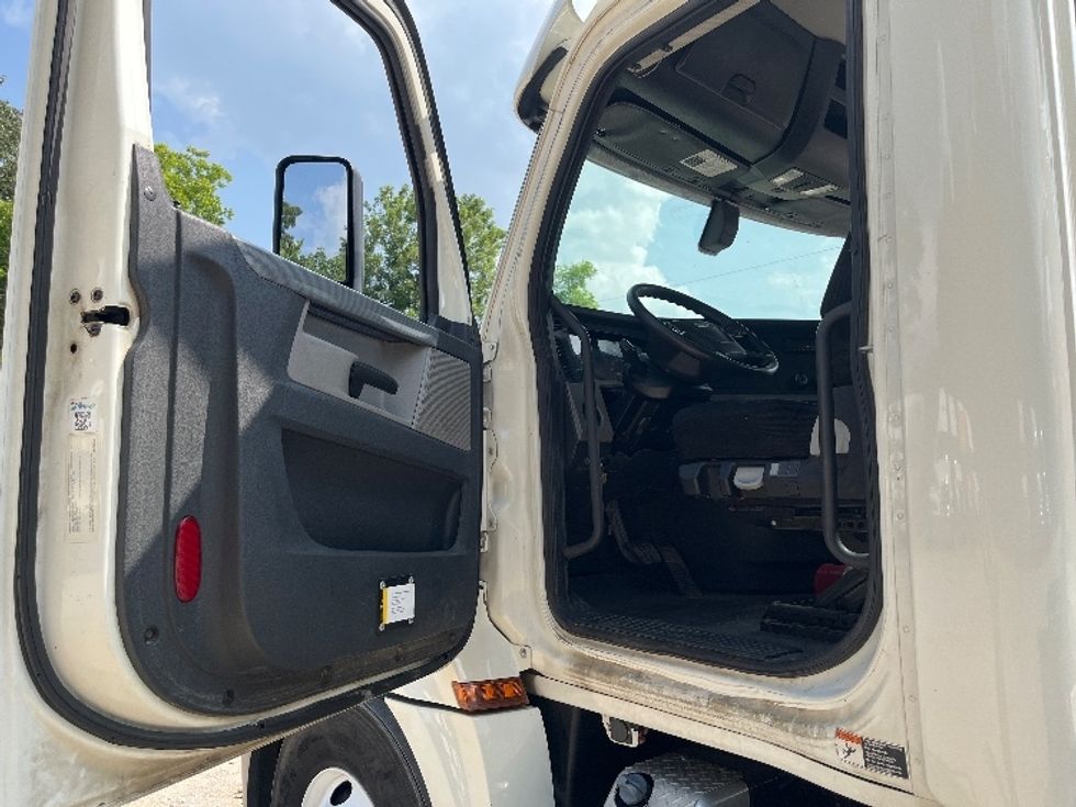 Day Cab Tractor-Heavy Duty Tractors-Freightliner-2019-T12642ST-Houston-MS-526,105\n\t\tmiles-$ 33,000 - Image 9