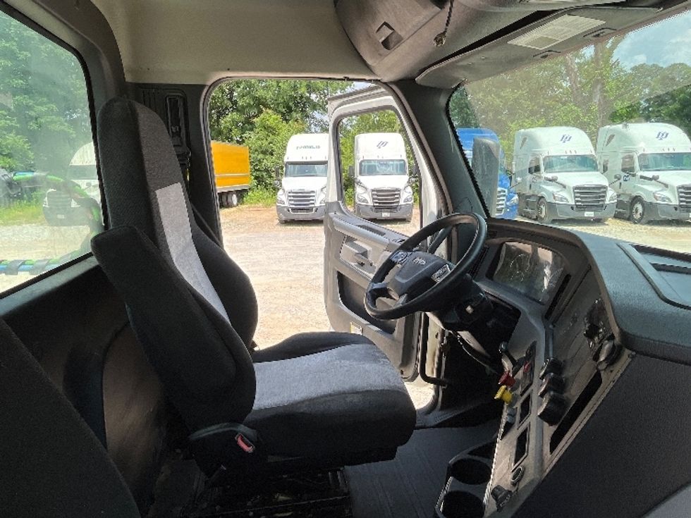 Day Cab Tractor-Heavy Duty Tractors-Freightliner-2019-T12642ST-Houston-MS-538,640\n\t\tmiles-$ 32,000 - Image 14